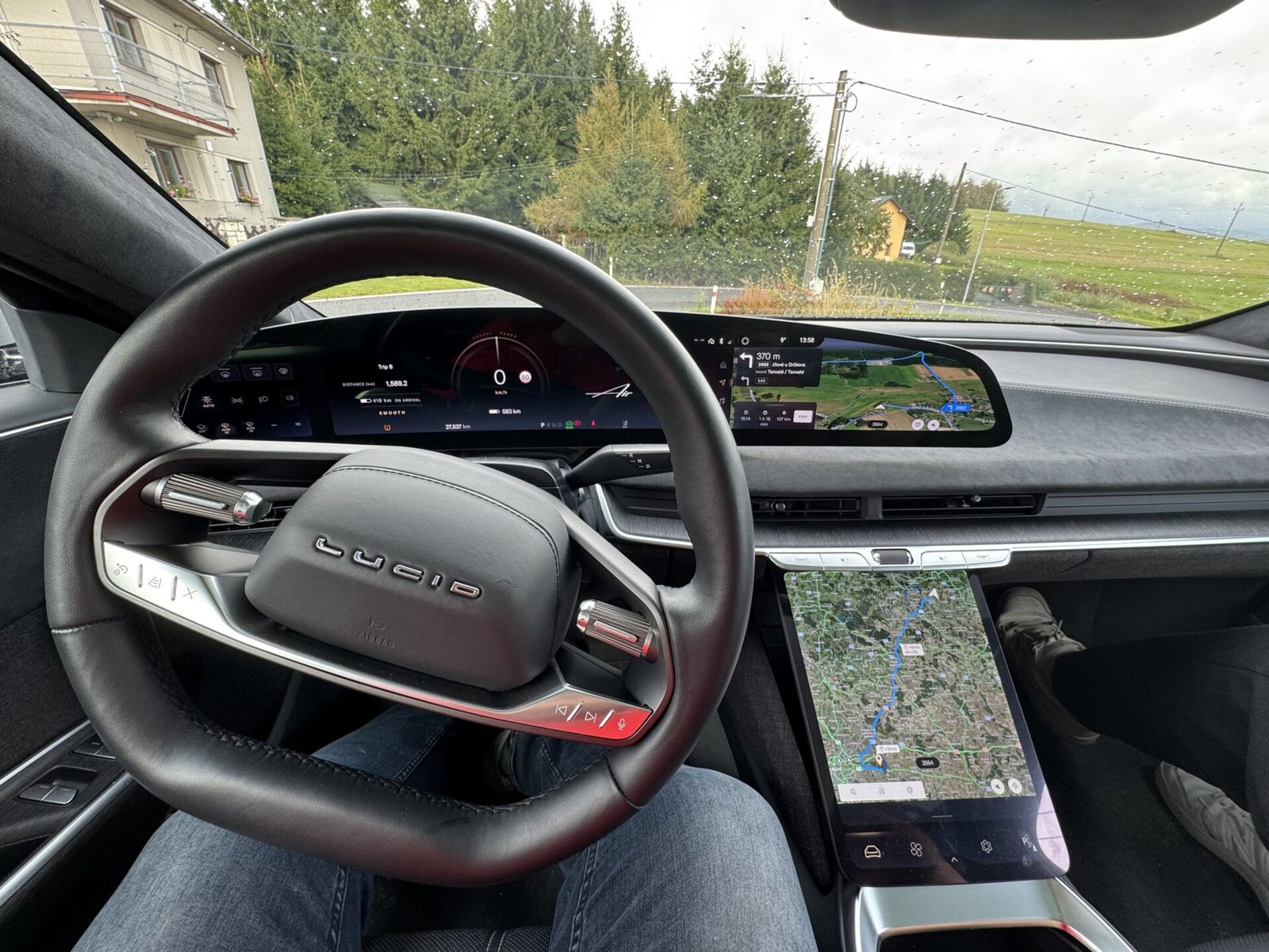 Interiér moderního elektromobilu